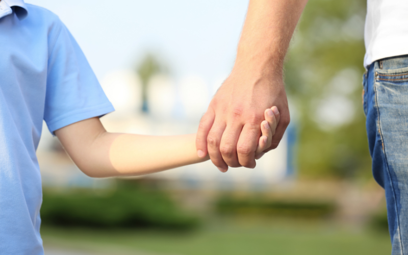 homem e menino caminhando juntos masculinidade saudável e formação