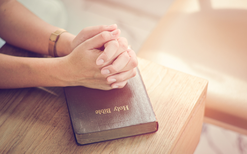 mulher em oração e reflexão Deus responde nossas orações