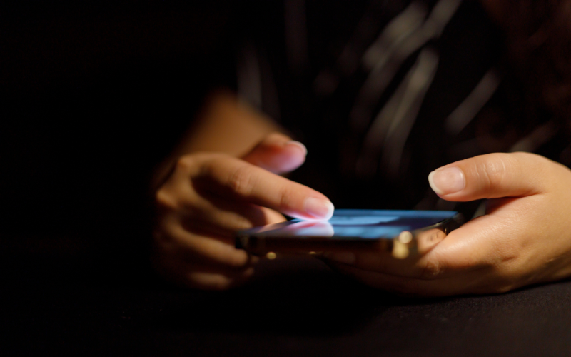 mulher olhando o celular sozinha solidão na era digital